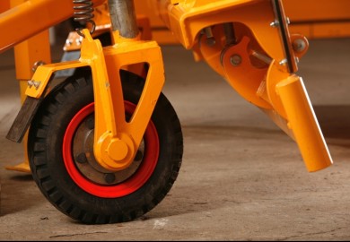 Adjustable support wheel for highway snowploughs