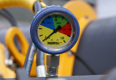 Das Manometer erleichtert die Wahl des richtigen Drucks für das hydraulische Nachräumleistenhaltermechanismus